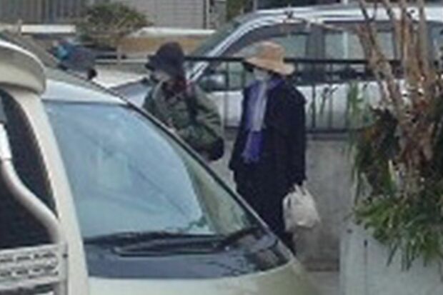 捜査員の車に乗り込む女性たち（06年）