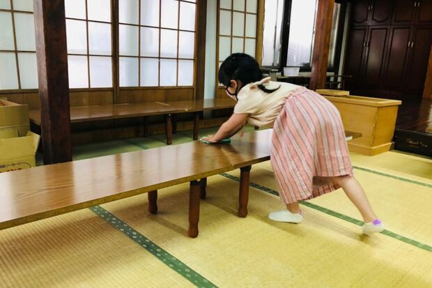 お手伝いを率先する子も。年代を超えて友達になれるという（幸町陽気こども食堂提供）