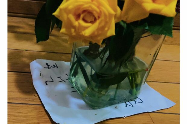 母への手紙が花瓶に敷かれてしまったことも笑いのネタに（オフィシャルブログより）