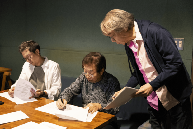 脚本家と原稿の修正を細かく相談する窪田等さん(撮影/矢島泰輔)