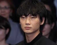 綾野剛マザコン疑惑、時間ができると母親のもとに帰る | 週刊女性PRIME