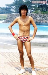 お腹にセクシーなギャランドゥがたくわえられている20代の西城秀樹さん