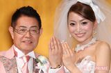 '12年3月、埼玉県越谷市のホールで開催された加藤茶＆綾菜の結婚披露宴。綾菜は神田うのがプロデュースしたウェディングドレスを着用