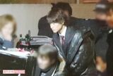 『花のち晴れ』撮影の合間に監督と一緒にモニターをのぞく平野紫耀