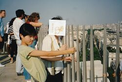 12歳のときにパリの凱旋門で。家族で海外旅行にも出かけていた