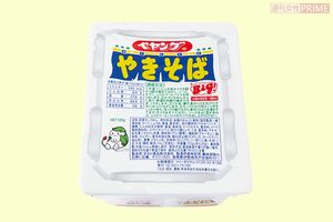 ペヤングソースやきそば　撮影／山田智絵　※画像をクリックするとAmazonの商品ページにジャンプします。