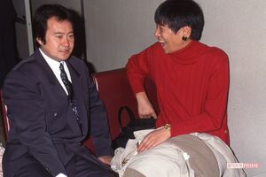 楽屋口で吉幾三と和田アキ子は雑談！（'94年『紅白歌合戦』）