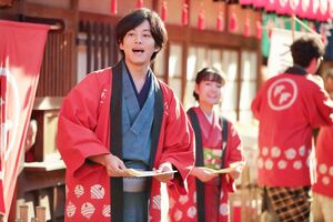 寄席の開業初日を迎え、藤吉やてんは張り切って『風鳥亭』の前で呼び込みを。さて、お客の入りはどうなる？ (c)NHK