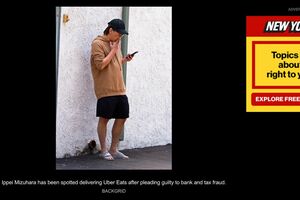 「ニューヨークポスト」が伝えた水原一平被告とされる男性が路上喫煙をする姿