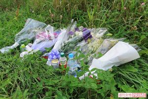 現場の関谷さん宅近くには花が手向けられて