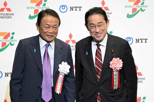 かつてイケおじだった麻生太郎副総裁（左）。今では『スター・ウォーズ』の「ヨーダ似」とSNSで揶揄されているとか