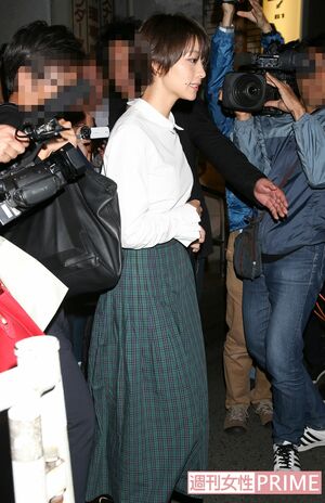 報道直後のイベントでは、無言だった里々佳