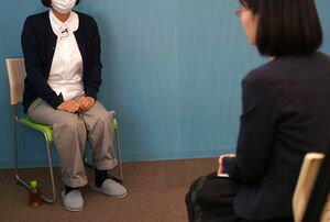 赤木雅子さんにインタビューするたかまつなな