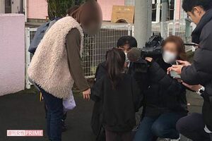 『さくら保育園』に登園する親子