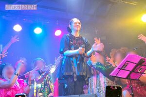 ド派手なドラァグクイーンたちに囲まれる小泉今日子「みなさん素敵、お花のよう」と喜んでいた