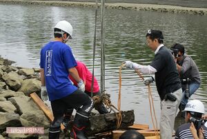 大きな石材は重機で引き上げることも