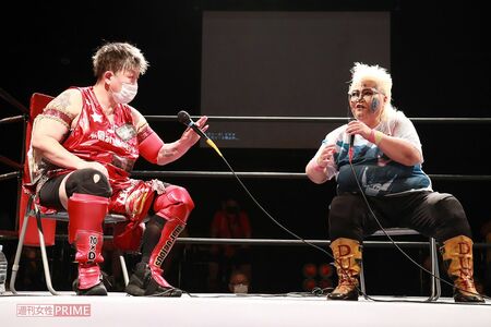 長与ら同期のレスラーたちとトークショー。昔の話で盛り上がる　撮影：森田晃博