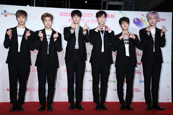 『KCON 2017 JAPAN × M COUNTDOWN』に出演したASTROの6人。左から、ROCKY、JINJIN、CHA EUN WOO、MOON BIN、MJ、YOON SAN HA