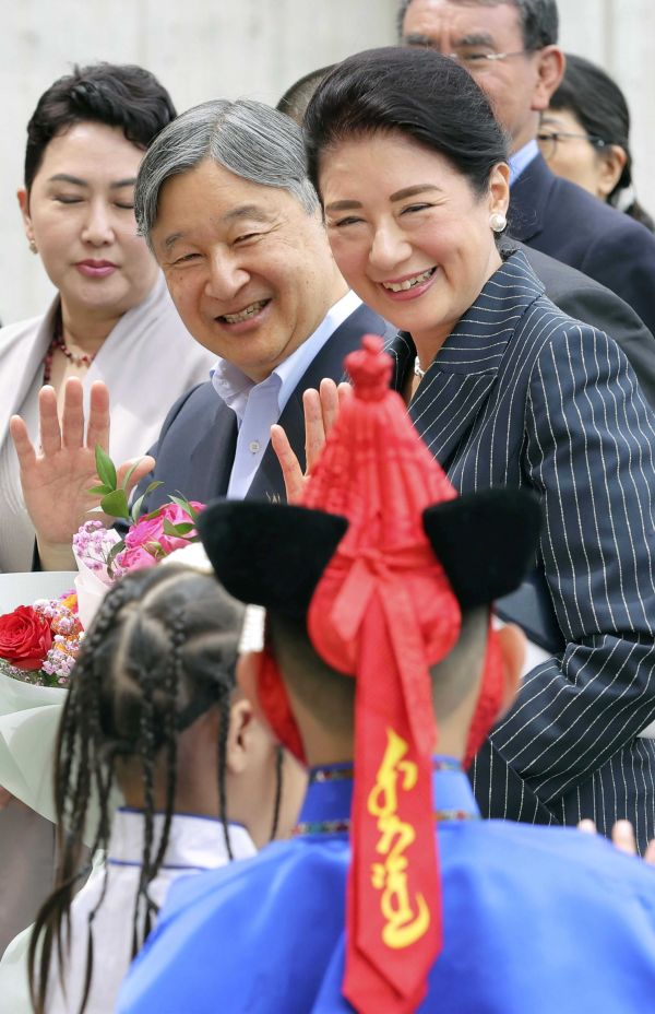 モンゴルの伝統衣装を着た子どもたちと交流された両陛下。笑顔で手を振られた(7月9日)