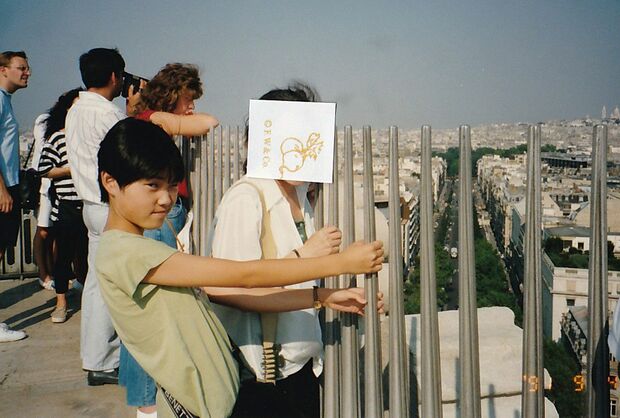 12歳のときにパリの凱旋門で。家族で海外旅行にも出かけていた