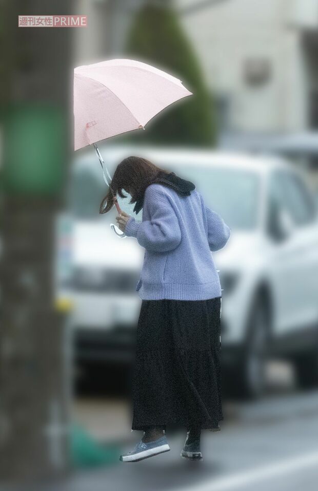 10月下旬の朝、薄いピンク色の傘を差しながらゴミ捨てに来た内山。軽快な足取りで自宅へと戻っていった