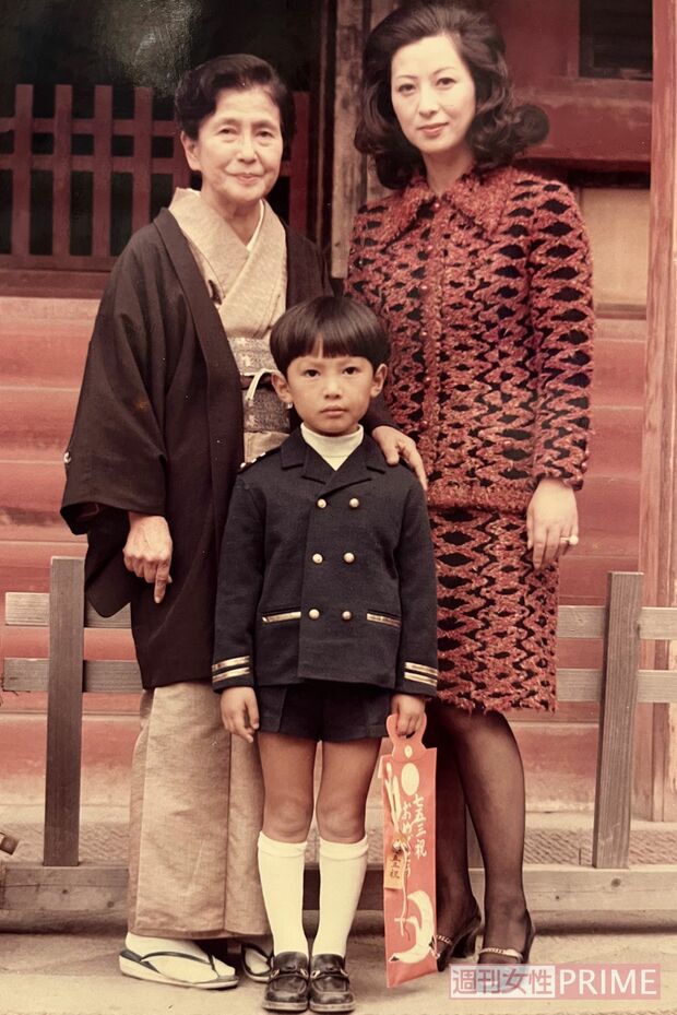 母に代わり、祖母（左）が家事や育児を担っていたという