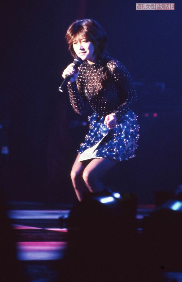 珍しくミニスカで歌う中森明菜。生足も美しい（1995年）