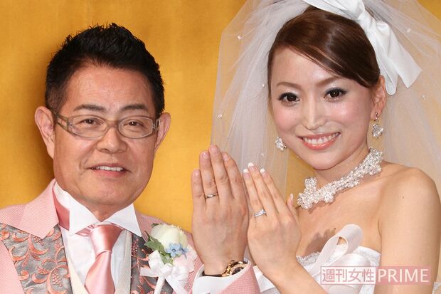 '12年3月、埼玉県越谷市のホールで開催された加藤茶＆綾菜の結婚披露宴。綾菜は神田うのがプロデュースしたウェディングドレスを着用