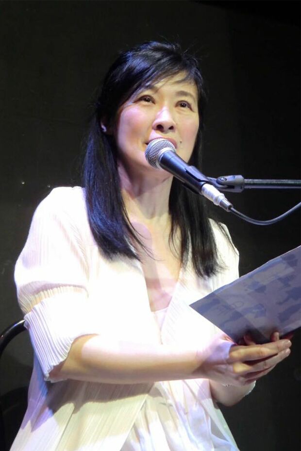 講演を行う際は、著作絵本『ずっとつながってるよ』の読み聞かせも行う。感情を抑えた語りは、人々を物語の中にすっと引き込み、涙する人もいるほどだ