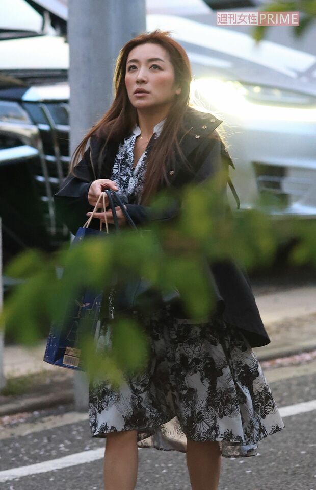 4月上旬、バッチリメイクで外出する要潤の妻で、会社経営者の松藤あつこ氏2/2