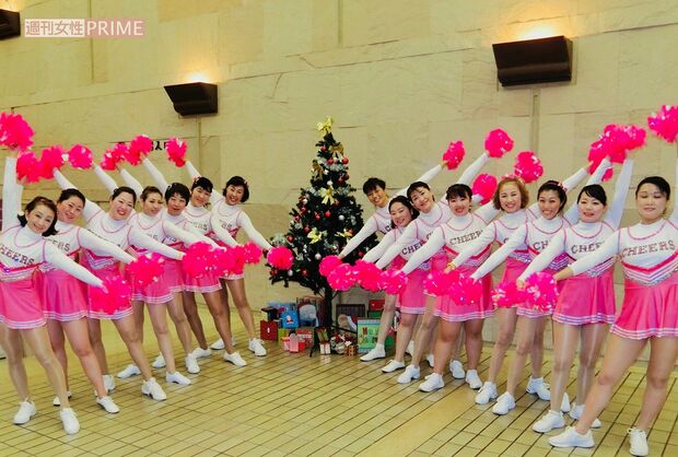 大人気のチアダンス教室。おそろいの衣装でポーズ！