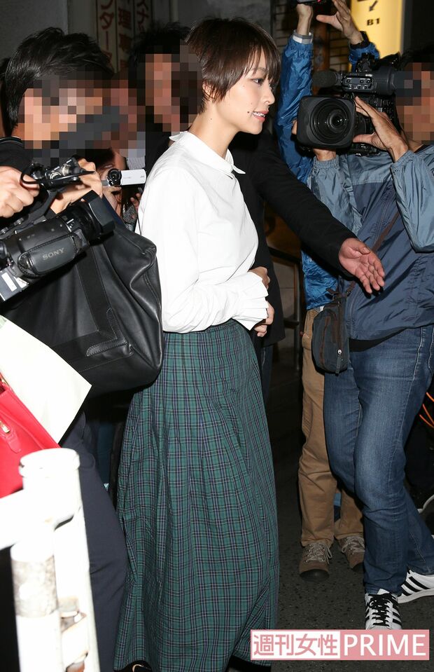 報道直後のイベントでは、無言だった里々佳