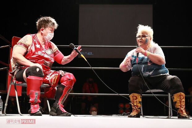 長与ら同期のレスラーたちとトークショー。昔の話で盛り上がる　撮影：森田晃博