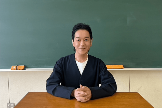 義家弘介さん。'99年に教員として母校に赴任し「ヤンキー先生」として慕われる。同校退職後、政治家に転身し文部科学省副大臣に就任するなど、教育現場に携わる。2025年3月に政界を引退。