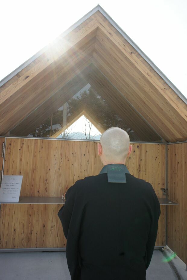 岩手県大槌町の納骨堂は高台に完成。毎年3月11日午後2時46分に光が差し込む設計だ