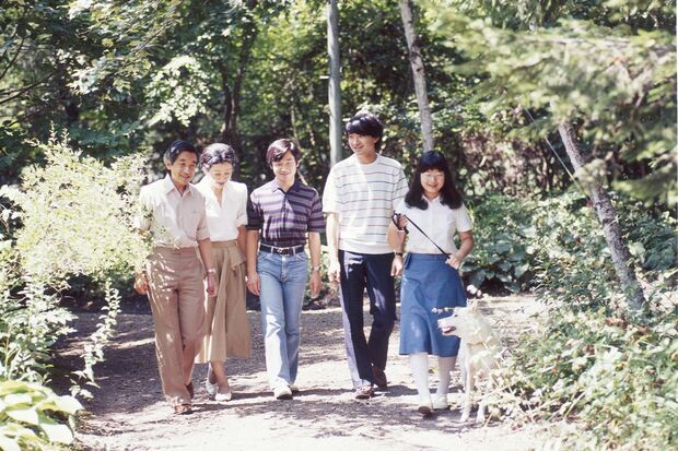 '84年8月、軽井沢の千ヶ滝プリンスホテル（当時）で愛犬とともにご散策を楽しまれたご一家。幸せな家庭像は多くの国民の憧れに