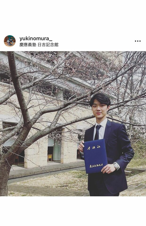 昨年3月、学位記を手に卒業したことを報告した野村裕基（本人インスタグラムより）