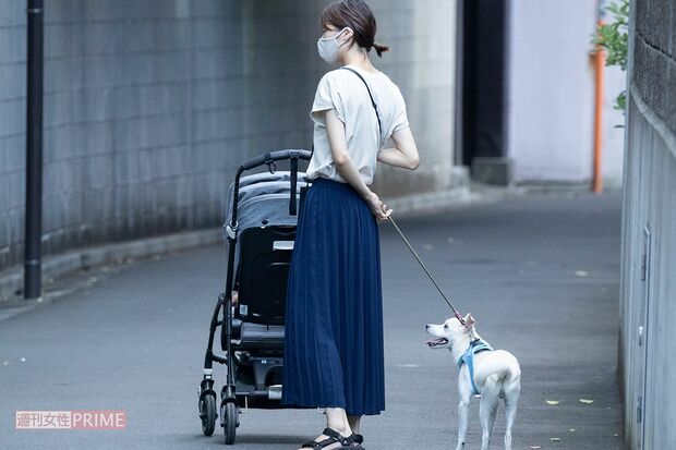 '20年、子どもと一緒に犬の散歩をする相楽樹
