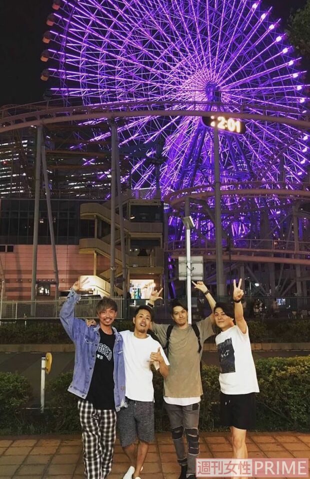 メジャーデビュー前、初めて4人がそろったときの思い出の写真