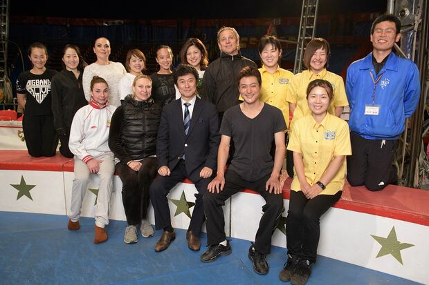 「必ず木下大サーカスを世界一のサーカスに」と、サーカスへの思いを熱く語る木下さんと団員のみなさん　撮影／渡邉智裕