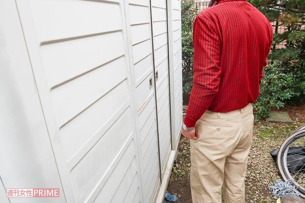 11個のサドルが見つかった自宅の物置を案内する容疑者の兄。何も知らなかったそう