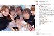 子どもたちとの写真をアップしつつ、“母の日”プレゼントの喜びをつづった辻希美。ピンクのメッシュが入った髪色が長女・希空さん(辻のインスタグラムより)