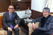 2011年、数々のヒットを共作した作詞家の松本隆(右)と談笑する筒美さん(川原さん提供)