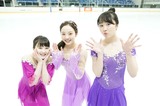 リンクに集結する本田三姉妹（本田真凜、本田望結、本田紗来）「au5G × Figure Skating」プレスリリースより