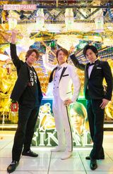 左より、取締役の憲宝潤さん、城咲仁、壱さん　撮影／矢島泰輔