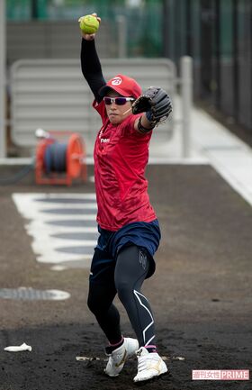 五輪が1年延期になり本拠地のグラウンドではピッチング練習に汗を流す　撮影／齋藤周造