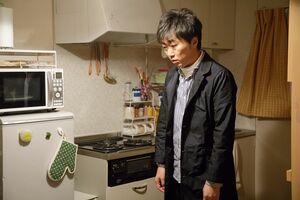 突如、姿を現したストーカー（スピードワゴン小川）の狙いとは。ドラマ『4号警備』より　(c)NHK