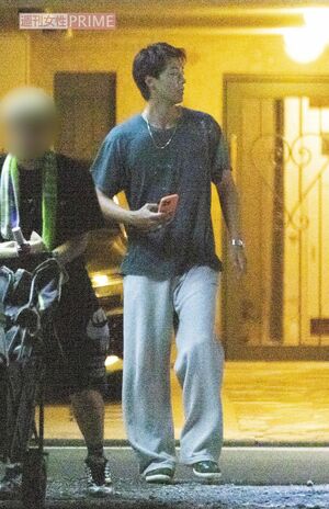 2025年8月中旬の夜10時、撮影を終え、私服に着替えて帰路につく竹内涼真