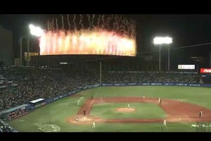 Mrs.GREENAPPLEの国立競技場公演でド派手な花火が上がり、神宮球場の試合は2日連続で試合が一時中断に（Xより）