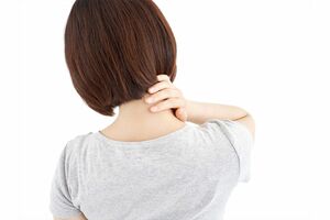 寝ているときだけでなく現代人の生活習慣は非常に首に負担がかかる　※写真はイメージです